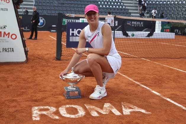 Sport Bilder des Tages Rome, Italy: Rome, Italy 18.05.2024: IGA SWIATEK (POL) win the trophy at end of final of Internazionali BNL 2024 womenoÂ¢& x80;& x99;s WTA, Tennis Damen 1000 Open tennis tournament in Rome Center Court. International Tennis match - Internazionali BNL d Italia  - ZUMAp169 20240518_zsa_p169_1542 Copyright: xMarcoxIacobucci IPAxSportx