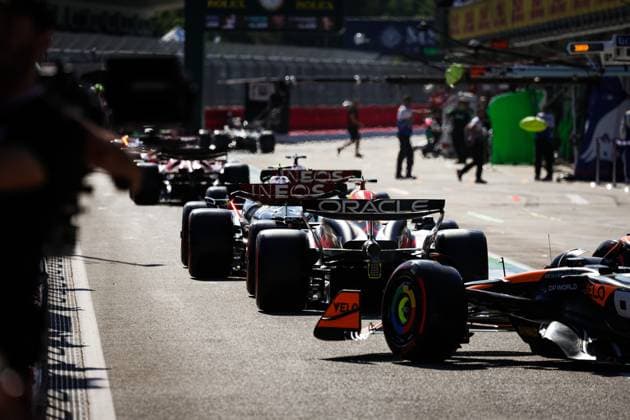 01 VERSTAPPEN Max (nld), Red Bull Racing RB20, 44 HAMILTON Lewis (gbr), Mercedes AMG F1 Team W15, 63 RUSSELL George (gbr), Mercedes AMG F1 Team W15, action during the Formula 1 MSC Cruises Gran Premio del Made in Italy e Dell™Emilia-Romagne 2024, 7th round of the 2024 Formula One World Championship, WM, Weltmeisterschaft from May 17 to 19, 2024 on the Autodromo Enzo e Dino Ferrari, in Imola, Italy - F1 - EMILIA-ROMAGNA GRAND PRIX 2024 DPPI Panoramic  240518_R07_EMR_DP_FG005279