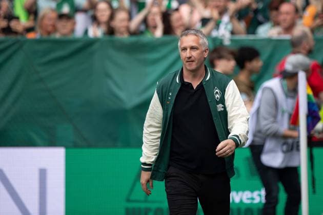 Frank BAUMANN wird als Geschaeftsfuehrer bei Werder Bremen verabschiedet, Fussball 1. Bundesliga, 34. Spieltag, SV Werder Bremen (HB) - VfL Bochum (BO) 4-1 am 18.05.2024 in Bremen Deutschland. DFL regulations prohibit any use of photographs as image sequences and or quasi-video Â