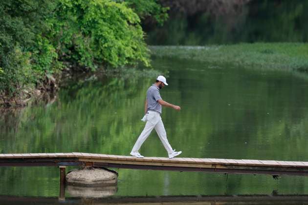 LOUISVILLE, KY - MAY 18: Scottie Scheffler crosses the bridge from the No. 9 tee boxduring the third round of the PGA, Golf Herren Championship, May 18, 2024, at Valhalla Golf Club in Louisville, Kentucky.(Photo by Matthew Maxey Icon Sportswire) GOLF: MAY 18 PGA Championship EDITORIAL USE ONLY Icon240518044