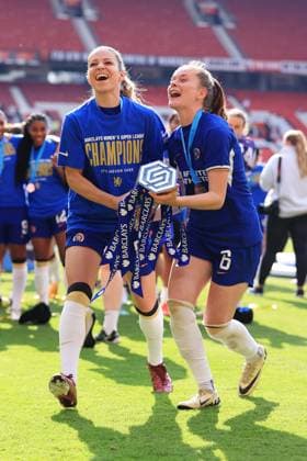 Football - Barclays Women s Super League - Manchester United, ManU v Chelsea 18th May 2024 - Barclays Women s Super League - Manchester United v Chelsea - Melanie Leupolz of Chelsea (L) and Sjoeke Nusken of Chelsea celebrate with the trophy - Photo: Simon Stacpoole Offside. Manchester UK Copyright: xSimonxStacpoolexOffside