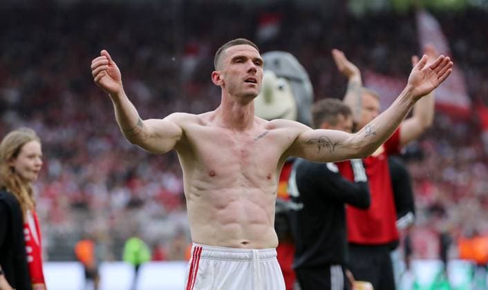 Robin Gosens vor den Fans nach Spielende, Unionmannschaft feiert Klassenerhalt Freude Emotion Jubel Fußball Fussball Bundesliga Herren DFL 34. Spieltag Saison 2023 2024 18.05.2024 1.FC Union Berlin FCU vs. SC Freiburg SCF DFL regulations prohibit any use of photographs as image sequences and or quasi-video.