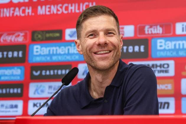 1. Bundesliga - Bayer 04 Leverkusen - FC Augsburg am 18.05.2024 in der BayArena in Leverkusen Trainer Xabi Alonso (Leverkusen) lacht lächelt auf der Pressekonferenz PK *** 1 Bundesliga Bayer 04 Leverkusen FC Augsburg on 18 05 2024 at the BayArena in Leverkusen Coach Xabi Alonso Leverkusen smiles at the press conference PK MH