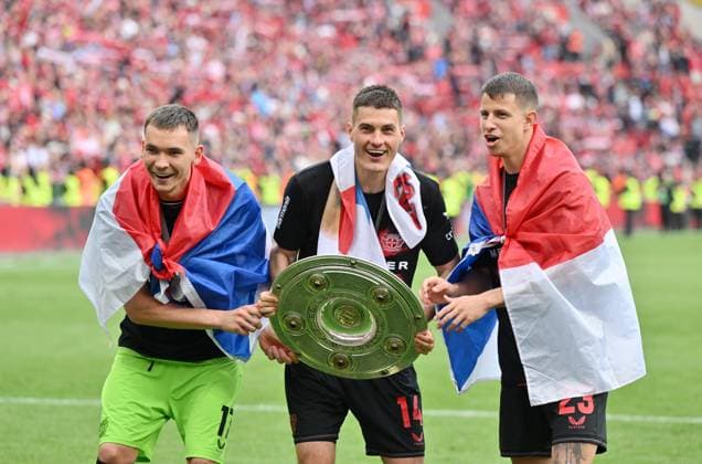 Torwart Matej Kovar (Bayer 04 Leverkusen), Patrik Schick (Bayer 04 Leverkusen), Adam Hlozek (Bayer 04 Leverkusen), v.li., feiern mit der Meisterschale 18.05.2024, Fussball Saison 2023 2024, 1. Bundesliga, 34. Spieltag, Bayer 04 Leverkusen - FC Augsburg 2:1 Leverkusen BayArena Nordrhein Westfalen Deutschland