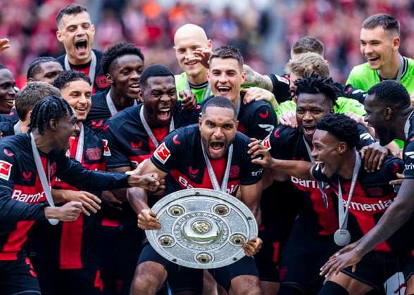 Leverkusen, Bayarena, 18.05.2024: Jonathan Tah (Leverkusen) stemmt die Meisterschale in die Höhe bei der Siegerehrung beim Spiel der 1.Bundesliga Bayer 04 Leverkusen vs. FC Augsburg.