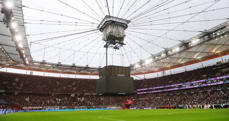 Frankfurt - RB Leipzig Bundesliga Frankfurt, 18.05.2024, Waldstadion, Fussball Bundesliga, Spieltag 34, SG Eintracht Frankfurt vs. RB Leipzig 2:2 (0:1) , Im Bild: Spielunterbrechung durch Pyronebel. Der Videowürfel senkt sich im Brandschutzmodus herab , DFL Êregulations prohibit any use of photographs as image sequences and or quasi-video. ,