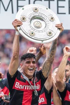 Piero Hincapie (Bayer 04 Leverkusen, 3) mit der Meisterschale. Leverkusen, Fussball 1.Bundesliga 34. Spieltag, Spieltag 34, Bayer 04 Leverkusen - FC Augsburg, 18.05.2024, BayArena, Leverkusen. DFL regulations prohibit any use of photographs as image sequences and or quasi-video Â