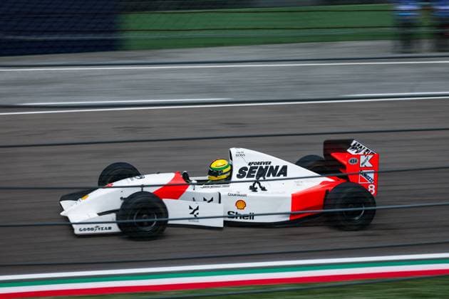 Sport Bilder des Tages VETTEL Sebastian, driving the Mclaren MP4 8 in tribute to Ayrton Senna, during the Formula 1 MSC Cruises Gran Premio del Made in Italy e Dell™Emilia-Romagne 2024, 7th round of the 2024 Formula One World Championship, WM, Weltmeisterschaft from May 17 to 19, 2024 on the Autodromo Enzo e Dino Ferrari, in Imola, Italy - F1 - EMILIA-ROMAGNA GRAND PRIX 2024 DPPI Panoramic  240519_R07_EMR_DP_FG006354