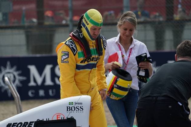 Formel 1 Grand Prix Emilia Romagna 2024 19.05.2024, Autodromo Enzo e Dino Ferrari, Imola, Formel 1 Grand Prix Emilia Romagna 2024 ,im Bild Sebastian Vettel fährt in Ayrton SennaÂ s letzem Siegerauto um den Kurs von Imola.