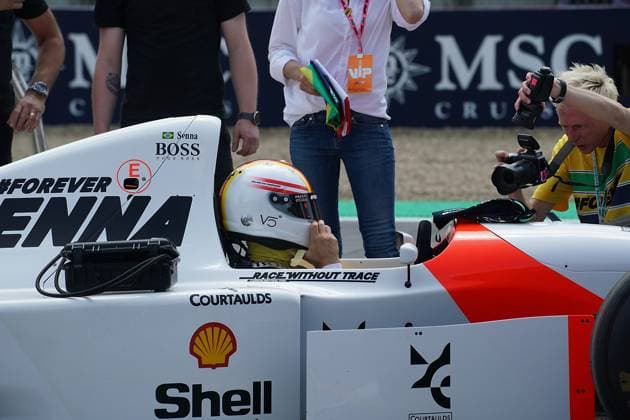 Formel 1 Grand Prix Emilia Romagna 2024 19.05.2024, Autodromo Enzo e Dino Ferrari, Imola, Formel 1 Grand Prix Emilia Romagna 2024 ,im Bild Sebastian Vettel fährt in Ayrton SennaÂ s letzem Siegerauto um den Kurs von Imola.