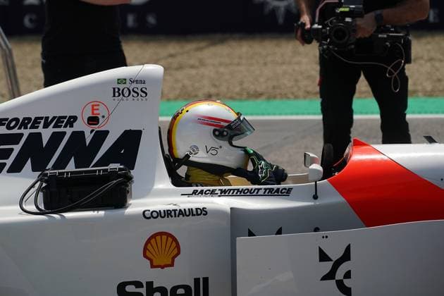 Formel 1 Grand Prix Emilia Romagna 2024 19.05.2024, Autodromo Enzo e Dino Ferrari, Imola, Formel 1 Grand Prix Emilia Romagna 2024 ,im Bild Sebastian Vettel fährt in Ayrton SennaÂ s letzem Siegerauto um den Kurs von Imola.