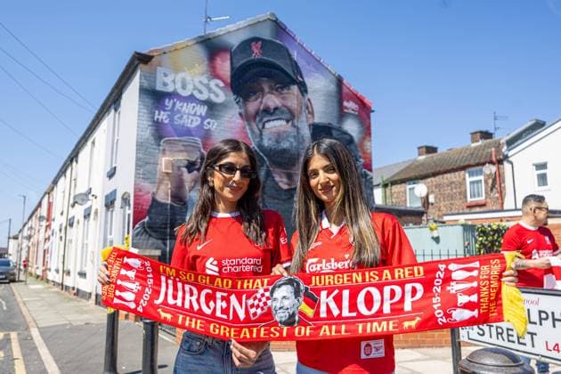Sport Bilder des Tages Football - FA Premier League - Liverpool FC v Wolverhampton Wanderers FC LIVERPOOL, ENGLAND - Saturday, May 18, 2024: Liverpool supporters with a Jürgen Klopp scarf pose for a photograph near his mural before the FA Premier League match between Liverpool FC and Wolverhampton Wanderers FC at Anfield. (Photo by David Rawcliffe Propaganda) LIVERPOOL Anfield MERSEYSIDE ENGLAND  Copyright: xDavidxRawcliffex P2024-05-19-Liverpool_Wolves-8