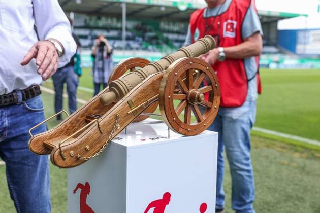 19.05.2024, Fussball, Saison 2023 2024, 2. Bundesliga, 34. Spieltag, Greuther Fürth - FC Schalke 04, Torjägerkanone für den besten Torjäger der 2. Bundesliga - Simon Terodde (FC Schalke 04) Fürth Stadion am Ronhof Bayern Deutschland xRHR-FOTO TRx