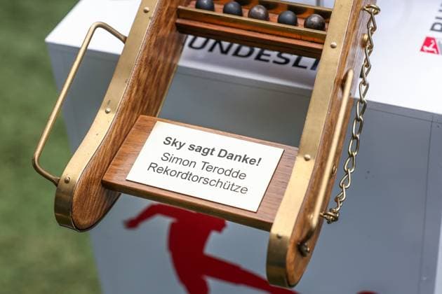 19.05.2024, Fussball, Saison 2023 2024, 2. Bundesliga, 34. Spieltag, Greuther Fürth - FC Schalke 04, Torjägerkanone für den besten Torjäger der 2. Bundesliga - Simon Terodde (FC Schalke 04) Fürth Stadion am Ronhof Bayern Deutschland xRHR-FOTO TRx