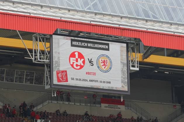 19.05.2024, xusrbx, Fussball 2.Bundesliga, 1.FC Kaiserslautern - Eintracht Braunschweig emspor, Anzeigetafel mit dem Spiel, (DFL DFB REGULATIONS PROHIBIT ANY USE OF PHOTOGRAPHS as IMAGE SEQUENCES and or QUASI-VIDEO) Kaiserslautern