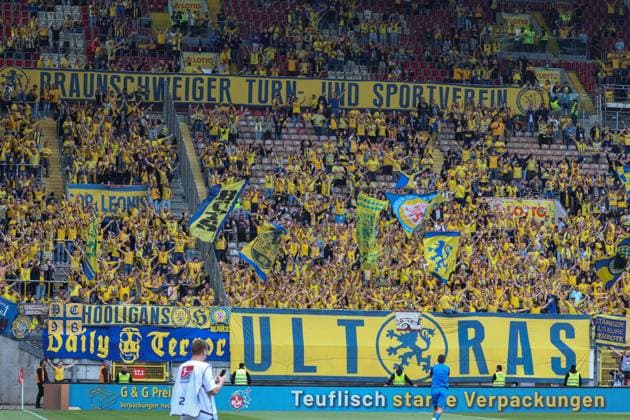 19.05.2024, xusrbx, Fussball 2.Bundesliga, 1.FC Kaiserslautern - Eintracht Braunschweig emspor, v.l. die Fans vom Eintracht Braunschweig, (DFL DFB REGULATIONS PROHIBIT ANY USE OF PHOTOGRAPHS as IMAGE SEQUENCES and or QUASI-VIDEO) Kaiserslautern