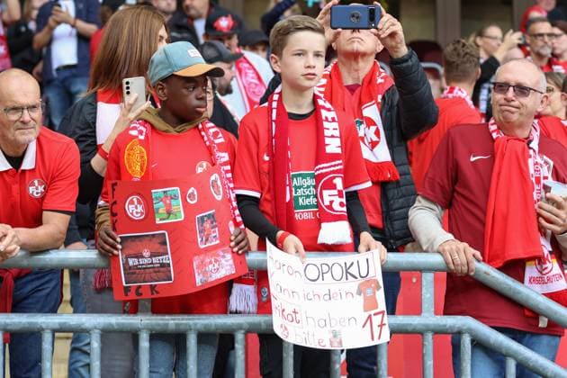 19.05.2024, xusrbx, Fussball 2.Bundesliga, 1.FC Kaiserslautern - Eintracht Braunschweig emspor, v.l. die Fans von vom 1. FC Kaiserslautern, (DFL DFB REGULATIONS PROHIBIT ANY USE OF PHOTOGRAPHS as IMAGE SEQUENCES and or QUASI-VIDEO) Kaiserslautern