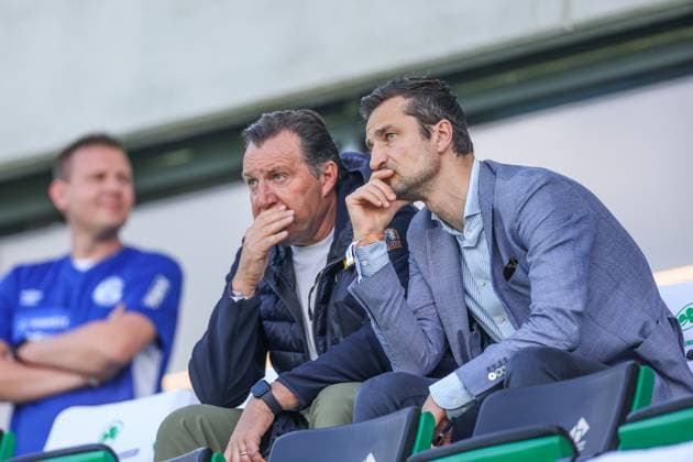 19.05.2024, Fussball, Saison 2023 2024, 2. Bundesliga, 34. Spieltag, Greuther Fürth - FC Schalke 04, v. l. Sportdirektor Marc Wilmots (FC Schalke 04), Vorstandsvorsitzender Matthias Tillmann (FC Schalke 04) Fürth Stadion am Ronhof Bayern Deutschland xRHR-FOTO TRx
