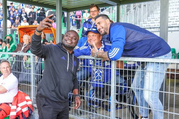 19.05.2024, Fussball, Saison 2023 2024, 2. Bundesliga, 34. Spieltag, Greuther Fürth - FC Schalke 04, Teammanager Gerald Asamoah (FC Schalke 04) macht Fotos mit den Fans. Fürth Stadion am Ronhof Bayern Deutschland xRHR-FOTO TRx
