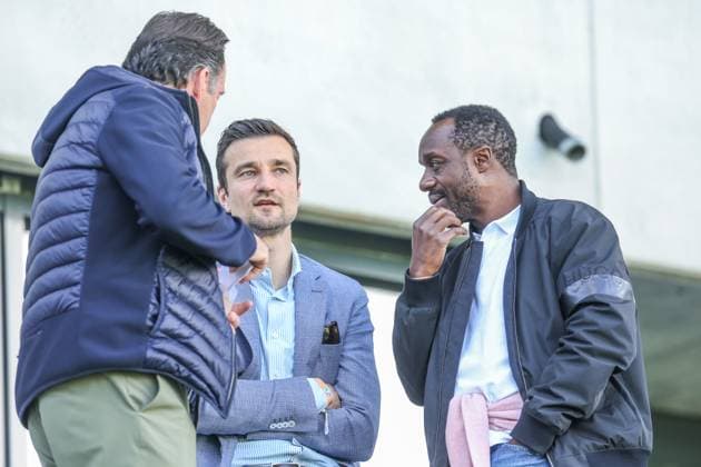 19.05.2024, Fussball, Saison 2023 2024, 2. Bundesliga, 34. Spieltag, Greuther Fürth - FC Schalke 04, v. l. Sportdirektor Marc Wilmots (FC Schalke 04), Vorstandsvorsitzender Matthias Tillmann (FC Schalke 04), Kaderplaner Ben Manga (FC Schalke 04) Fürth Stadion am Ronhof Bayern Deutschland xRHR-FOTO TRx
