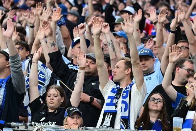 Fußball I Herren I 2023-2024 I 2. Bundesliga I 34. Spieltag I Hamburger SV - 1. FC Nürnberg I 19.5.2024 HSV Fans, Nordtribühne, Fäuste, Symbolfoto Hamburg Volksparkstadion Hamburg Deutschland