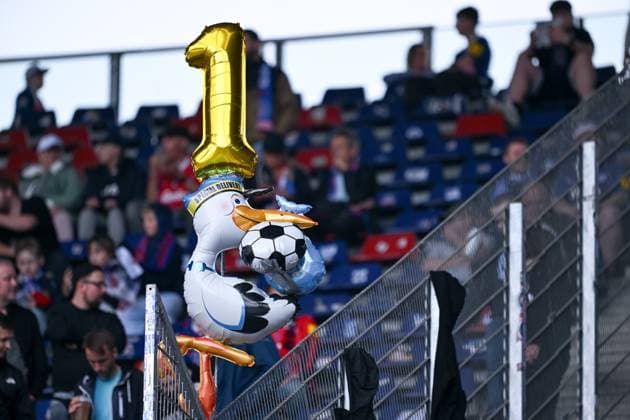 19.05.2024, Fussball, 2. Bundesliga, 34. Spieltag Saison 2023 2024, Hannover 96 - Holstein Kiel, Luftballon mit 1, xRHR-FOTO TKx
