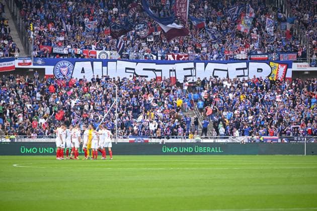 19.05.2024, Fussball, 2. Bundesliga, 34. Spieltag Saison 2023 2024, Hannover 96 - Holstein Kiel, Fanchorei Banner Aufsteiger xRHR-FOTO TKx