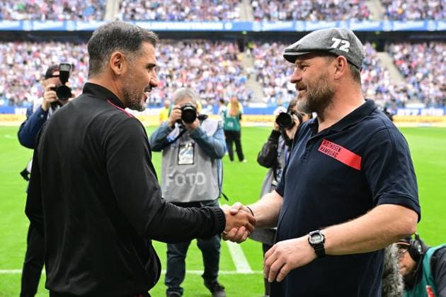 Fußball I Herren I 2023-2024 I 2. Bundesliga I 34. Spieltag I Hamburger SV - 1. FC Nürnberg I 19.5.2024 Christian Fiel (Chefcoach , 1. FC Nürnberg) und Steffen Baumgart (Trainer, Hamburger SV) begrüßen sich Hamburg Volksparkstadion Hamburg Deutschland