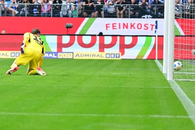 Fußball I Herren I 2023-2024 I 2. Bundesliga I 34. Spieltag I Hamburger SV - 1. FC Nürnberg I 19.5.2024 Schon klingelt es beim HSV - zum Glück Abseits Hamburg Volksparkstadion Hamburg Deutschland