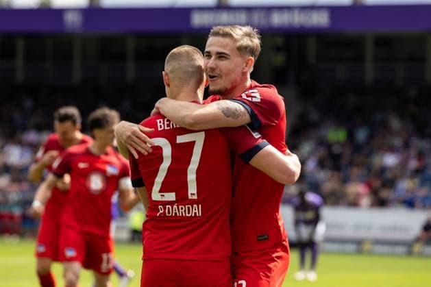 VfL Osnabrück vs. Hertha BSC; Osnabrück, 19.05.2024 Marten Winkler (Hertha BSC Berlin, 22) und Palko Dardai (Hertha BSC Berlin, 27) feiern das 1:0 2. Fußball Bundesliga 34. Spieltag: VfL Osnabrück vs. Hertha BSC, Stadion Bremer Brücke am 19.05.2024. DFB DFL REGULATIONS PROHIBIT ANY USE OF PHOTOGRAPHS AS IMAGE SEQUENCES AND OR QUASI-VIDEO.