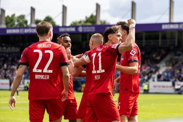 VfL Osnabrück vs. Hertha BSC; Osnabrück, 19.05.2024 Fabian Reese (Hertha BSC Berlin, 11) und die Mannschaft von Hertha feiern das 0:1 2. Fußball Bundesliga 34. Spieltag: VfL Osnabrück vs. Hertha BSC, Stadion Bremer Brücke am 19.05.2024. DFB DFL REGULATIONS PROHIBIT ANY USE OF PHOTOGRAPHS AS IMAGE SEQUENCES AND OR QUASI-VIDEO.