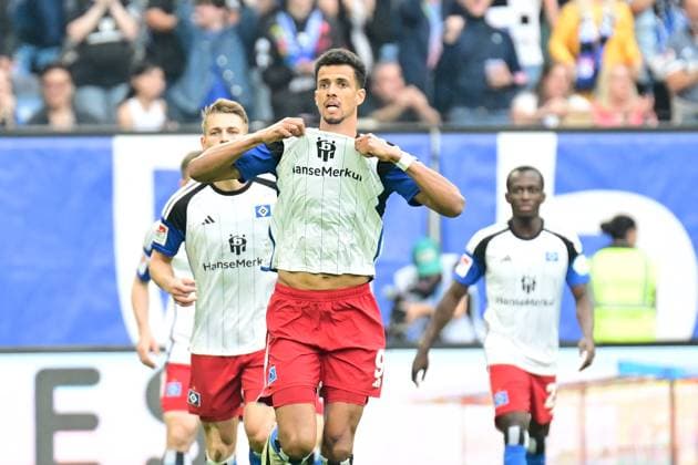 Fußball I Herren I 2023-2024 I 2. Bundesliga I 34. Spieltag I Hamburger SV - 1. FC Nürnberg I 19.5.2024 Robert Glatzel (9, Hamburger SV) fordert zum Jubel das Trikot von Mario Vuskovic (44, Hamburger SV) Hamburg Volksparkstadion Hamburg Deutschland