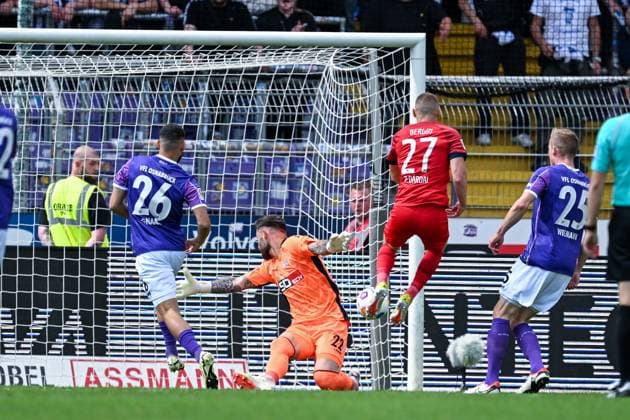 2. Bundesliga - VfL Osnabrück - Hertha BSC Berlin am 19.05.2024 an der Bremer Brücke in Osnabrück Tor zum 0:1. Torschuetze Torschütze Palko Dardai (Hertha BSC Berlin) mit dem Treffer zum 0:1 gegen Torwart Philipp Kühn Kuehn (Osnabrueck).