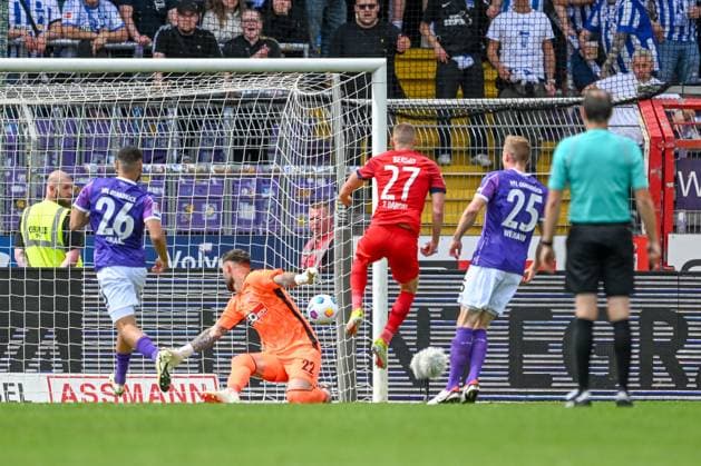 2. Bundesliga - VfL Osnabrück - Hertha BSC Berlin am 19.05.2024 an der Bremer Brücke in Osnabrück Tor zum 0:1. Torschuetze Torschütze Palko Dardai (Hertha BSC Berlin) mit dem Treffer zum 0:1 gegen Torwart Philipp Kühn Kuehn (Osnabrueck).