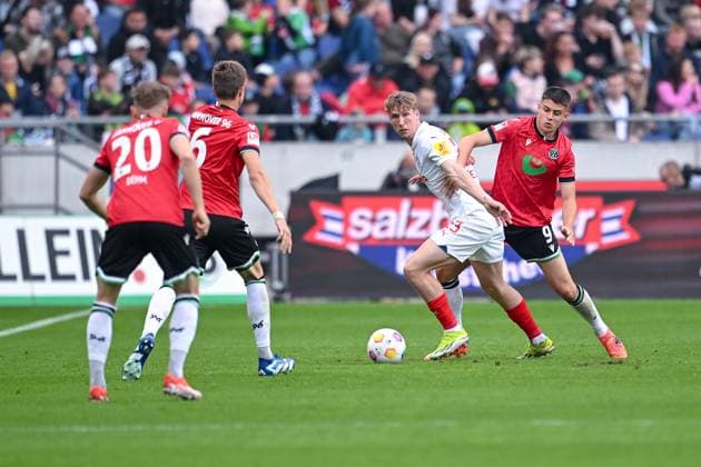 19.05.2024, Fussball, 2. Bundesliga, 34. Spieltag Saison 2023 2024, Hannover 96 - Holstein Kiel, Lasse Rosenboom (Holstein Kiel), Nicolo Tresoldi (Hannover96) xRHR-FOTO TKx