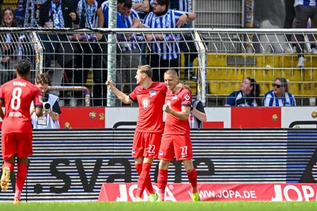 2. Bundesliga - VfL Osnabrück - Hertha BSC Berlin am 19.05.2024 an der Bremer Brücke in Osnabrück Jubel, Torjubel, Torschuetze, Torschütze Palko Dardai (Hertha BSC Berlin) jubelt nach seinem Tor zum 0:1 mit Marten Winkler (Hertha BSC Berlin).