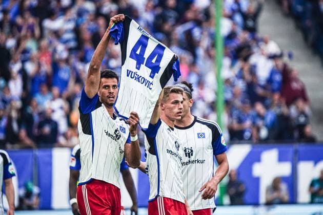 Torjubel Jubel Hamburger SV nach Tor zum 1:0 Robert Glatzel (Hamburger SV, 09) mit Trikot von Mario Vuskovic (Hamburger SV, 44) GER, Hamburger SV vs. 1. FC Nuernberg, Fussball, 2. Bundesliga, Spieltag 34, Saison 2023 2024, 19.05.2024 DFL REGULATIONS PROHIBIT ANY USE OF PHOTOGRAPHS AS IMAGE SEQUENCES AND OR QUASI-VIDEO GER, Hamburger SV vs. 1. FC Nuernberg, Fussball, 2. Bundesliga, Spieltag 34, Saison 2023 2024, 19.05.2024 Hamburg