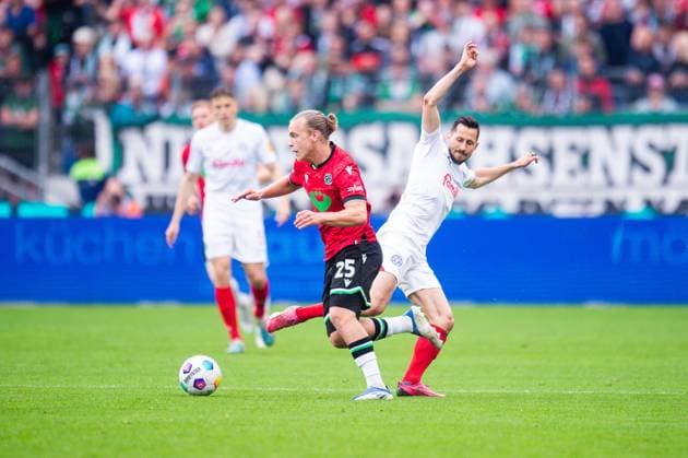 19.05.2024 - Fußball, 2023 2024, 2. Bundesliga, 34. Spieltag, Hannover 96 - Holstein Kiel: (L-R) Lars Gindorf (Hannover), Steven Skrzybski (Kiel) DFL REGULATIONS PROHIBIT ANY USE OF PHOTOGRAPHS AS IMAGE SEQUENCES AND OR QUASI-VIDEO.