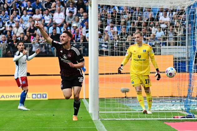Fußball I Herren I 2023-2024 I 2. Bundesliga I 34. Spieltag I Hamburger SV - 1. FC Nürnberg I 19.5.2024 Lukas Schleimer (36, 1. FC Nürnberg) jubelt Hamburg Volksparkstadion Hamburg Deutschland