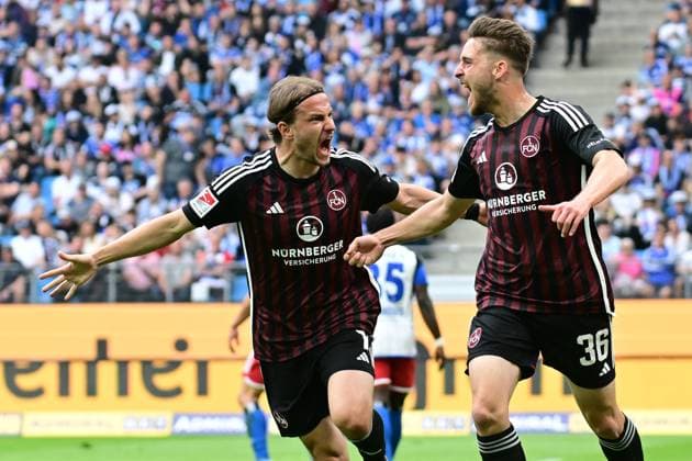 Fußball I Herren I 2023-2024 I 2. Bundesliga I 34. Spieltag I Hamburger SV - 1. FC Nürnberg I 19.5.2024 Felix Lohkemper (7, 1. FC Nürnberg) jubelt mit Lukas Schleimer (36, 1. FC Nürnberg) Hamburg Volksparkstadion Hamburg Deutschland