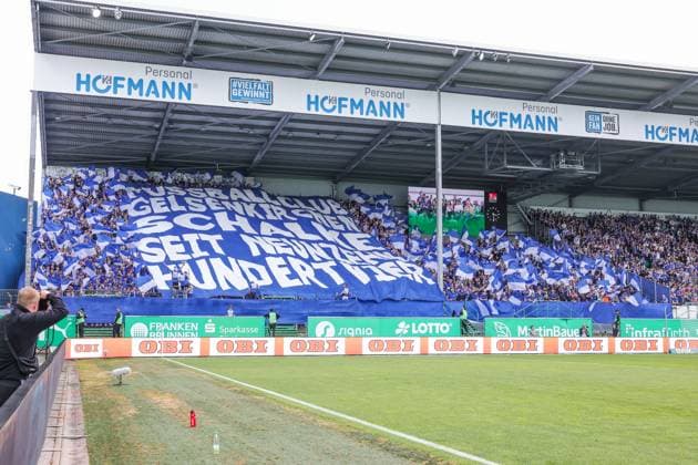 19.05.2024, Fussball, Saison 2023 2024, 2. Bundesliga, 34. Spieltag, Greuther Fürth - FC Schalke 04, Choreografieren der Fans des FC Schalke 04. Fürth Stadion am Ronhof Bayern Deutschland xRHR-FOTO TRx