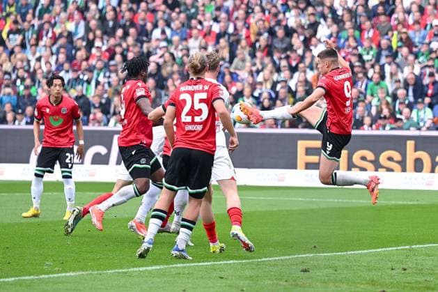 19.05.2024, Fussball, 2. Bundesliga, 34. Spieltag Saison 2023 2024, Hannover 96 - Holstein Kiel, Nicolo Tresoldi (Hannover96) klärt den Ball xRHR-FOTO TKx