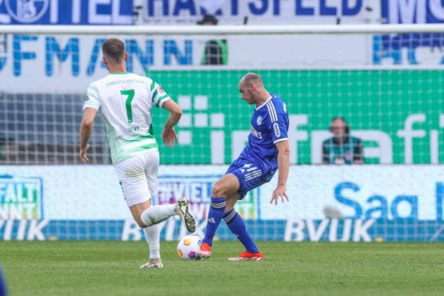 19.05.2024, Fussball, Saison 2023 2024, 2. Bundesliga, 34. Spieltag, Greuther Fürth - FC Schalke 04, Henning Matriciani (FC Schalke 04) Fürth Stadion am Ronhof Bayern Deutschland xRHR-FOTO TRx