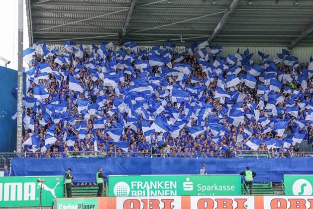 19.05.2024, Fussball, Saison 2023 2024, 2. Bundesliga, 34. Spieltag, Greuther Fürth - FC Schalke 04, Choreografieren der Fans des FC Schalke 04. Fürth Stadion am Ronhof Bayern Deutschland xRHR-FOTO TRx