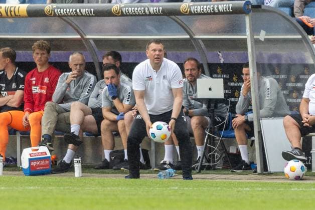 VfL Osnabrück vs. Hertha BSC; Osnabrück, 19.05.2024 Uwe Koschinat (Trainer VfL Osnabrück) 2. Fußball Bundesliga 34. Spieltag: VfL Osnabrück vs. Hertha BSC, Stadion Bremer Brücke am 19.05.2024. DFB DFL REGULATIONS PROHIBIT ANY USE OF PHOTOGRAPHS AS IMAGE SEQUENCES AND OR QUASI-VIDEO.