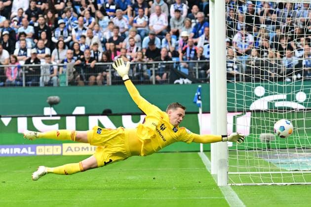 Fußball I Herren I 2023-2024 I 2. Bundesliga I 34. Spieltag I Hamburger SV - 1. FC Nürnberg I 19.5.2024 Matheo Raab (19, Hamburger SV) streckt sich - aber der Ball war vorher schon aus Hamburg Volksparkstadion Hamburg Deutschland