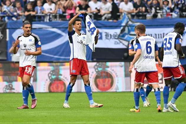 GER; 2. FBL,, Hamburger SV vs 1.FC Nuernberg 19.05.2024, Volksparkstadion, Hamburg, GER; 2. FBL, Hamburger SV vs 1.FC Nuernberg im Bild Robert Glatzel (Hamburg 09) schiesst das Tor zum 1-0 fuer Hamburg und jubelt mit dem Trikot von Mario Vuskovic (Hamburg 44)