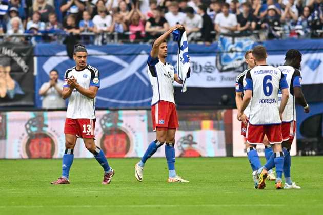 GER; 2. FBL,, Hamburger SV vs 1.FC Nuernberg 19.05.2024, Volksparkstadion, Hamburg, GER; 2. FBL, Hamburger SV vs 1.FC Nuernberg im Bild Robert Glatzel (Hamburg 09) schiesst das Tor zum 1-0 fuer Hamburg und jubelt mit dem Trikot von Mario Vuskovic (Hamburg 44)