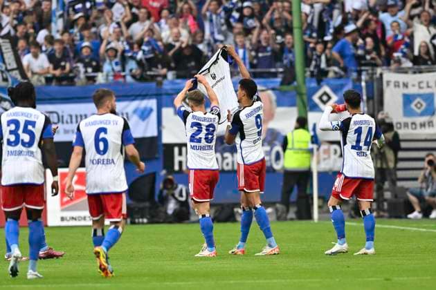GER; 2. FBL,, Hamburger SV vs 1.FC Nuernberg 19.05.2024, Volksparkstadion, Hamburg, GER; 2. FBL, Hamburger SV vs 1.FC Nuernberg im Bild Robert Glatzel (Hamburg 09) schiesst das Tor zum 1-0 fuer Hamburg und jubelt mit dem Trikot von Mario Vuskovic (Hamburg 44)
