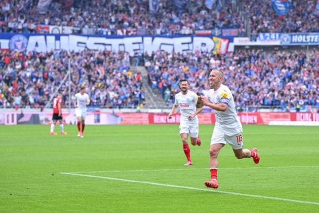 19.05.2024, Fussball, 2. Bundesliga, 34. Spieltag Saison 2023 2024, Hannover 96 - Holstein Kiel, Lewis Holtby (Holstein Kiel) freut sich über das Tor zum 1:0. xRHR-FOTO TKx